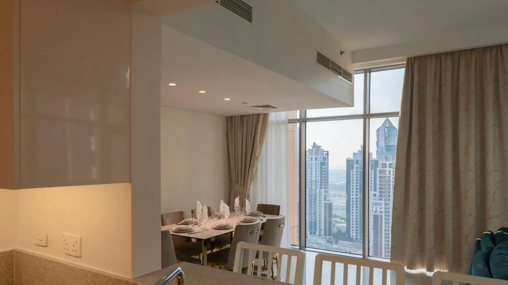 Beautiful 2Br Apartment In The Heart Of Blvd 두바이 0*,